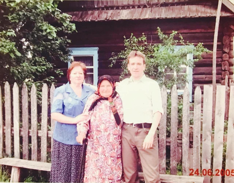 Любоў Драбовіч з  маці Клаўдзіяй Мароз і сынам Андрэем ля роднай хаты ў Сцяпанаўцы . 2005 г. 
