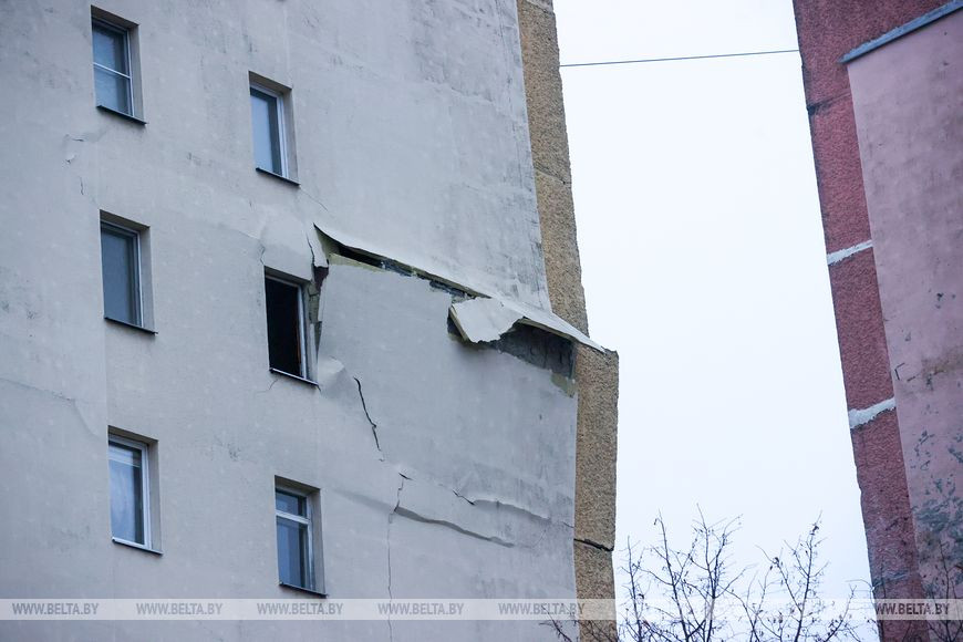 Повреждения подъезда дома по ул.Косарева в Гомеле. Фото: БЕЛТА.