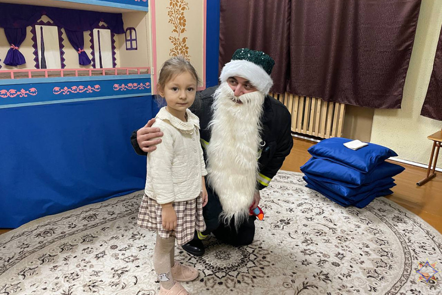 Дед Мороз-спасатель посетил школы Бобруйского района. Фото: МЧС.