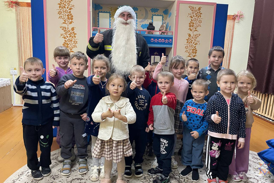 Дед Мороз-спасатель посетил школы Бобруйского района. Фото: МЧС.