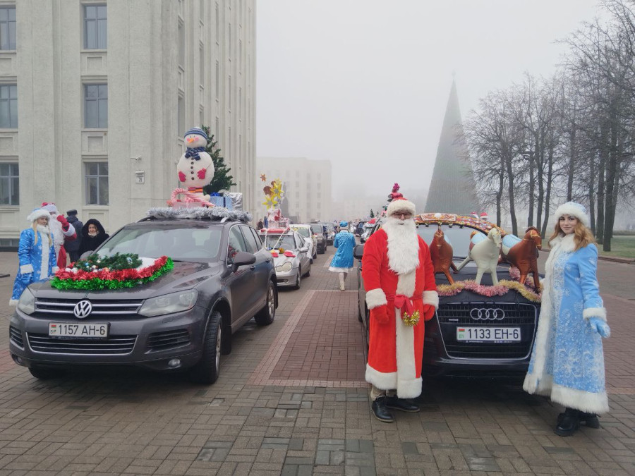 Новогодний автопарад «За рулем Дед Мороз» состоялся в Могилеве. Фотофакт