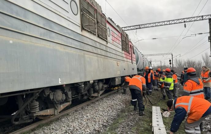 20 поездов дальнего следования задерживаются в России из-за ЧП под Ростовом