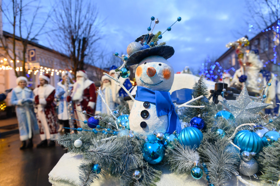16.12.2024. Ул. Социалистическая — площадь им. В.И.Ленина. Театрализованное шествие Дедов Морозов, Снегурочек и других сказочных персонажей «Навстречу новогодним чудесам 2025». Фото: Александр Чугуев.