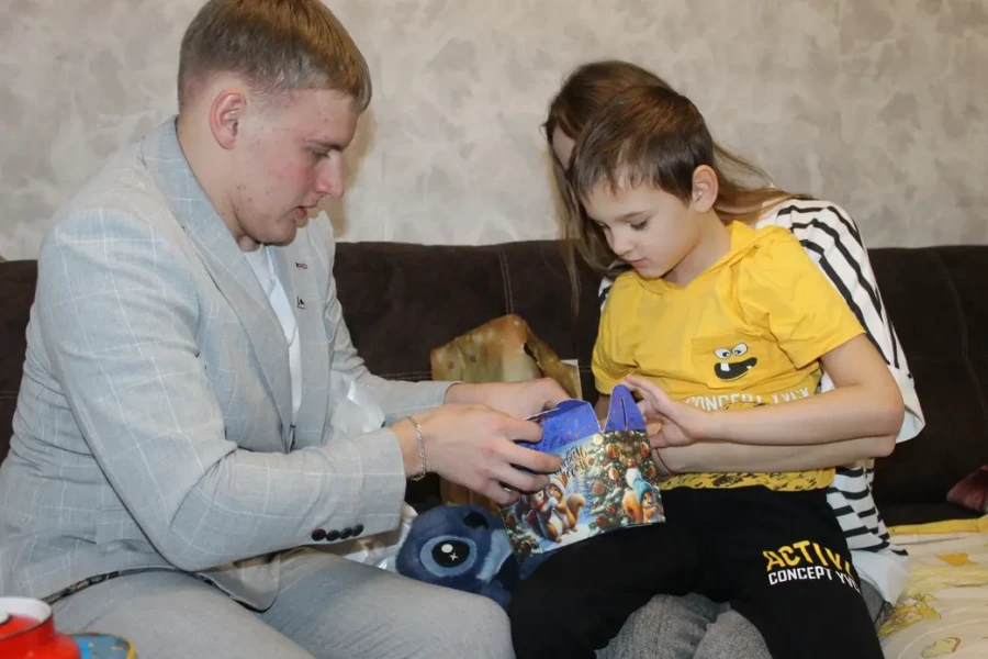 Подарки Данику Смоличу от организации «Белая Русь».