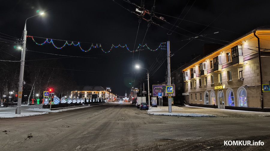 30.12.2025, Бобруйск. Архитектурная подсветка на фасадах домов по улице Минской.