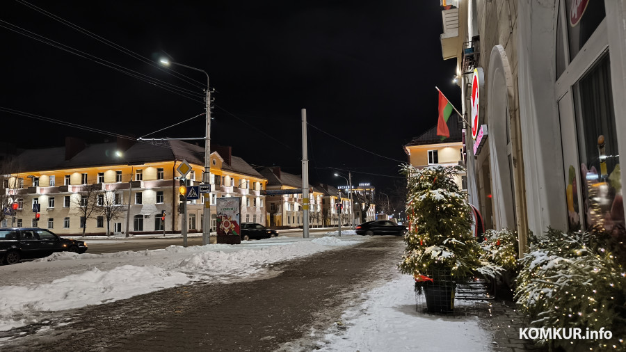 30.12.2025, Бобруйск. Архитектурная подсветка на фасадах домов по улице Минской.