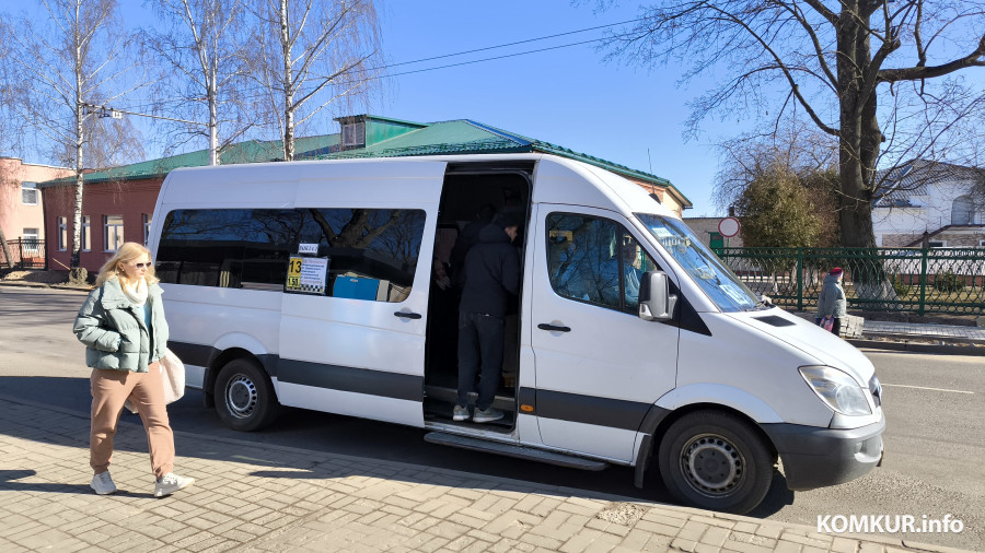 7.03.2025 Бобруйск. Маршрутные такси на улице Дзержинского. Иллюстративное фото.