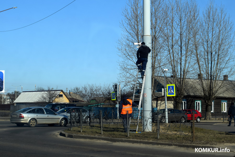 7.03.2024, Бобруйск, перекресток Гоголя и Крылова. Установка камер видеонаблюдения и проверки техосмотра.