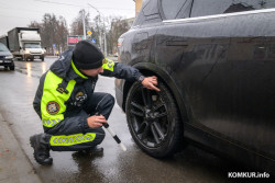 «Переобулся еще в октябре». Как бобруйские водители встретили зиму и новые требования к шинам: наш рейд с ГАИ