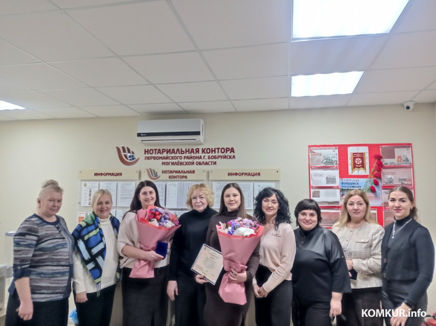 2025 год, Бобруйск. Коллектив Нотариальной конторы Первомайского района. Юлия Шелковина – третья слева.