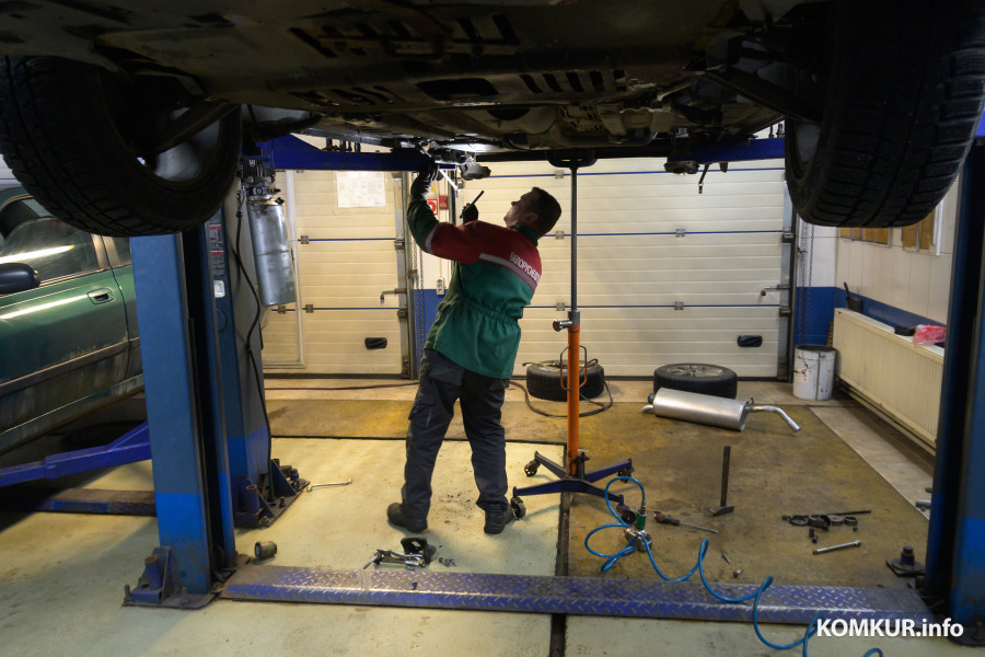 12.11.2025. Улица Батова. Игорь Мороз открыл 1999 году шиномонтажную мастерскую. С тех пор шиномонтаж «У Мороза» стал бобруйским брендом.