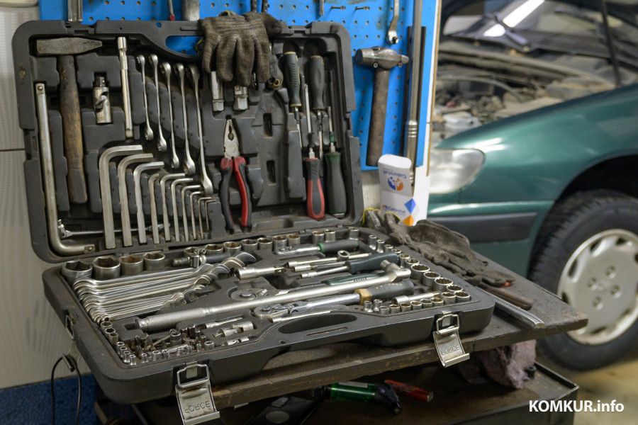 12.11.2025. Улица Батова. Игорь Мороз открыл 1999 году шиномонтажную мастерскую. С тех пор шиномонтаж «У Мороза» стал бобруйским брендом.