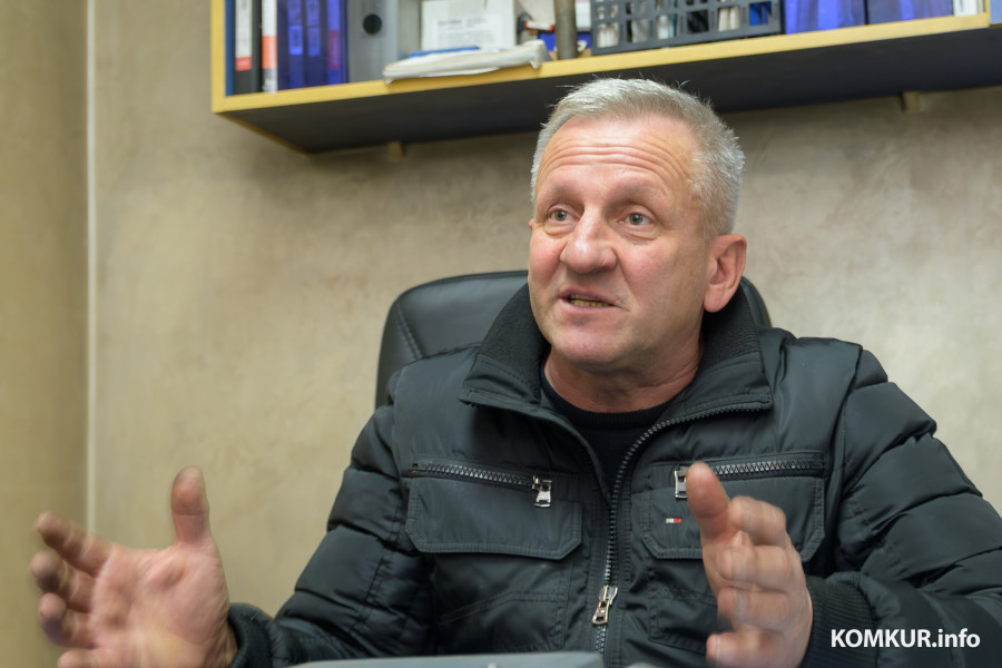 12.11.2025. Улица Батова. Игорь Мороз открыл 1999 году шиномонтажную мастерскую. С тех пор шиномонтаж «У Мороза» стал бобруйским брендом.