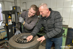 «И сейчас помогаю ребятам собирать и балансировать колеса». Создателю шиномонтажек «У Мороза» – 60 лет