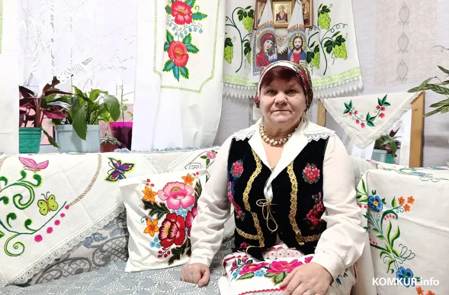 Снежань 2025 г. Жыхарка вёскі Балашэвічы Глускага раёна Галіна Васільеўна Гембіцкая і яе вышываныя работы.