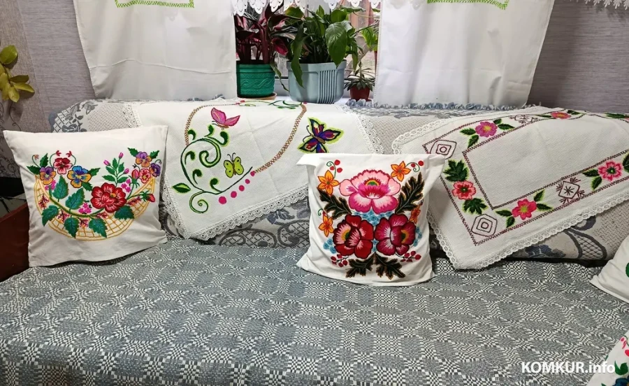 Снежань 2025 г. Жыхарка вёскі Балашэвічы Глускага раёна Галіна Васільеўна Гембіцкая і яе вышываныя работы.