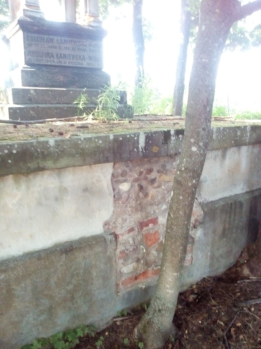 Сентябрь 2025 г. Вход в склеп надежно замурован.