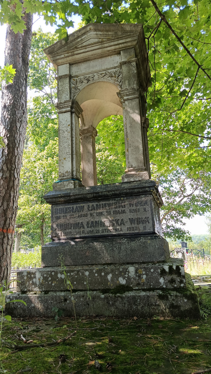 Сентябрь 2025 г. Склеп помещиков Ланевских-Волк на кладбище в Борисовщине.