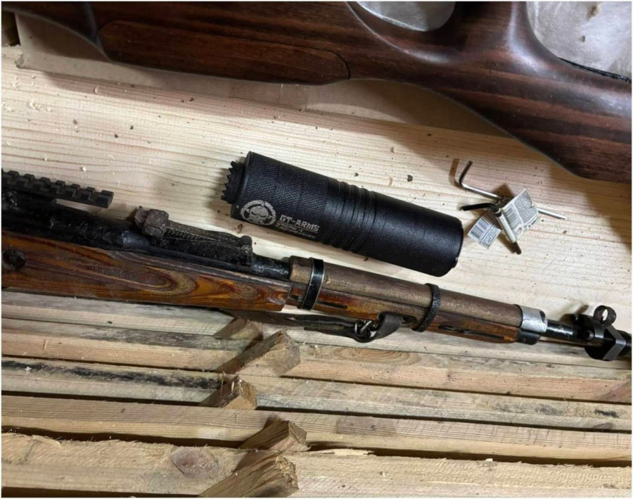 В Кличевском районе обнаружили нарезное оружие карабин Мосина и предмет схожий с глушителем.