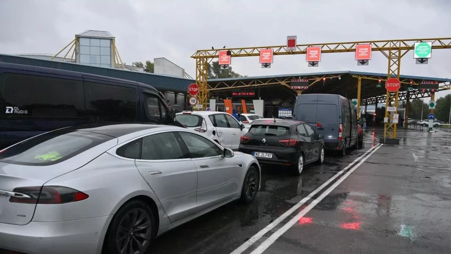 Очередь легковушек в Польшу за выходные выросла втрое