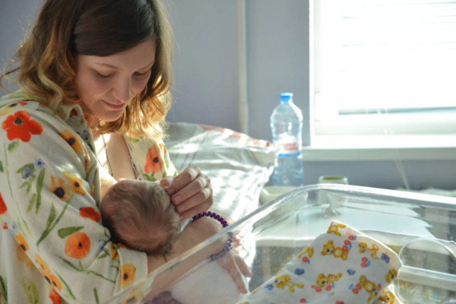 Новорожденной малышке-бобруйчанке с фото – уже почти 10 лет! История одного трогательного снимка  