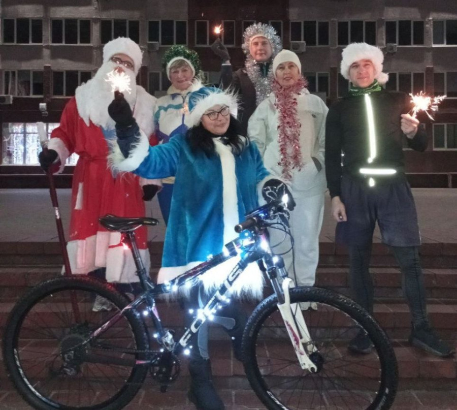 Встреча Нового 2025 года на бегу. Тамара Кизатова вторая справа, ее муж Александр Евгеньевич -дед Мороз