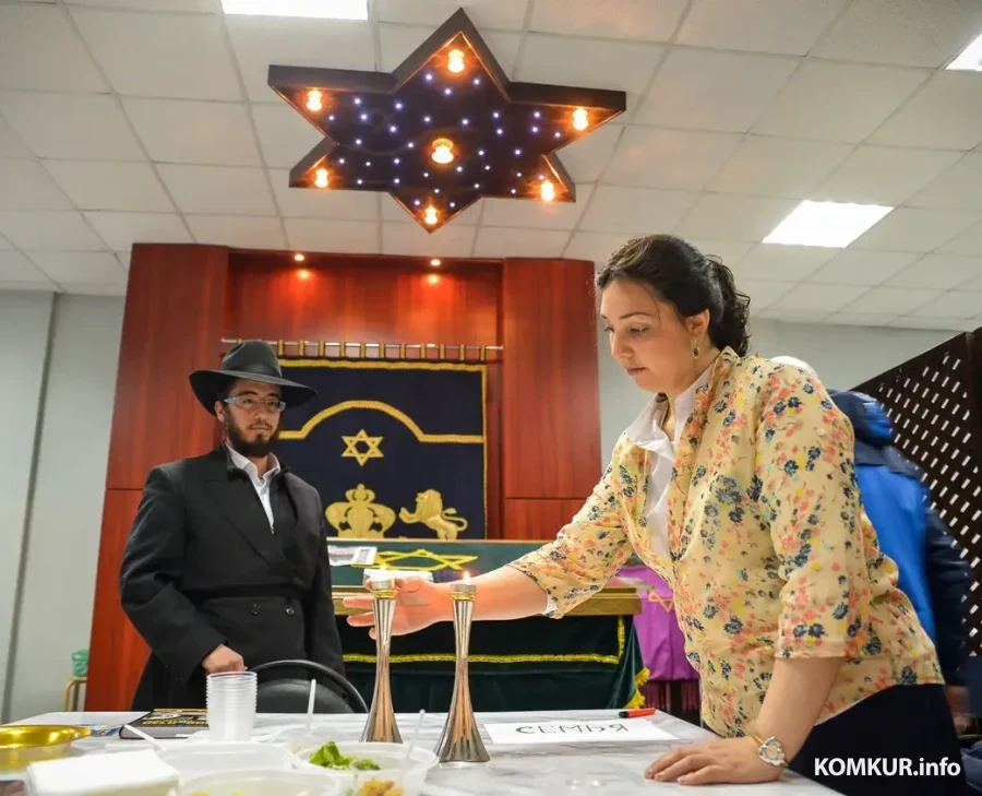 Бобруйская синагога. Седер. Ребецн Минди Хабабо зажигает свечи Песаха. Фото Александра Чугуева