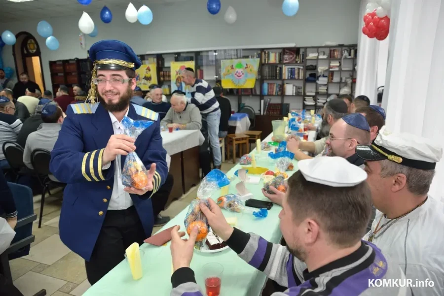 Еврейский праздник Пурим в Бобруйской синагоге. Раввин раздает подарки. Фото Александра Чугуева