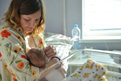 Новорожденной малышке-бобруйчанке с фото – уже почти 10 лет! История одного трогательного снимка  