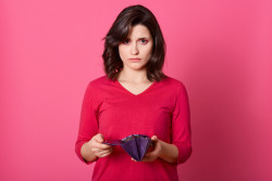 Боюсь потратить лишний рубль: психолог советует, как избавиться от «финансового» страха 