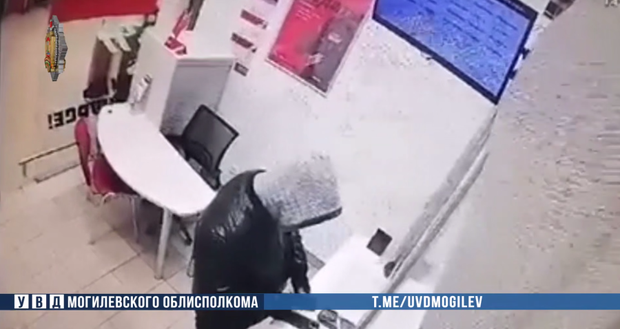 В Бобруйске клиент банка забыл телефон в «обменнике»: его рассеянностью воспользовался оказавшийся рядом бобруйчанин