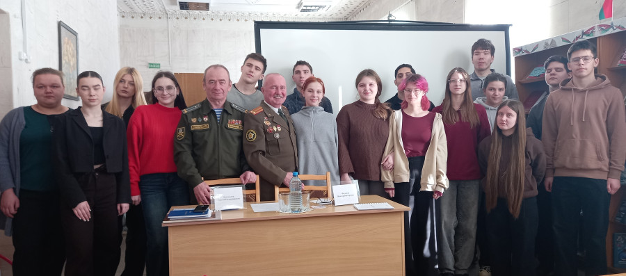 В Бобруйской библиотеке прошла презентация книги Виктора Филонова – подполковника в отставке, военного журналиста