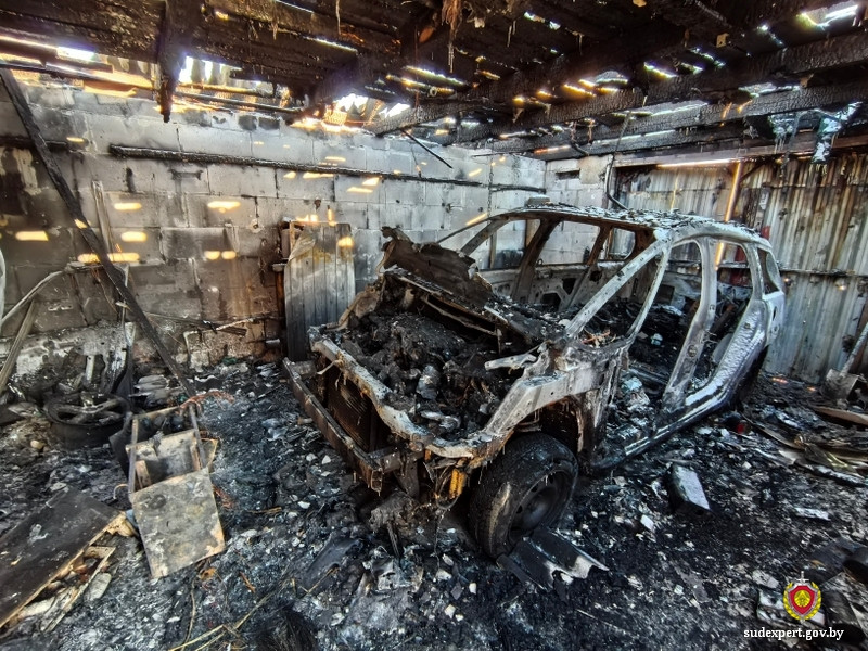 В Кировске сгорел гараж вместе с автомобилем. Причину пожара выяснили эксперты