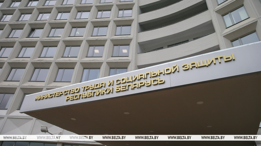 Кто в семье может взять больничный по уходу за ребенком-инвалидом, разъяснили в Минтруда