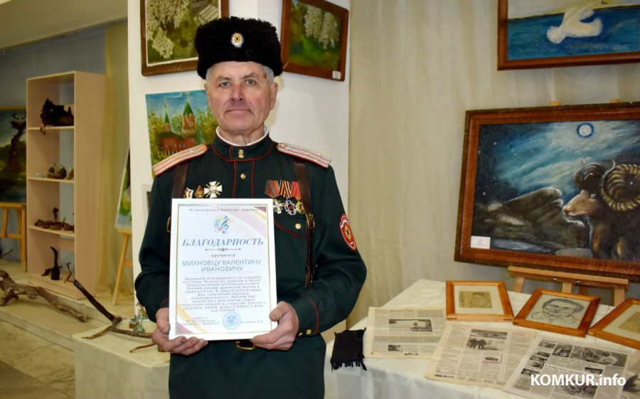  Валентин Иванович Михновец на своей персональной выставке в Центре досуга и творчества Бобруйска.