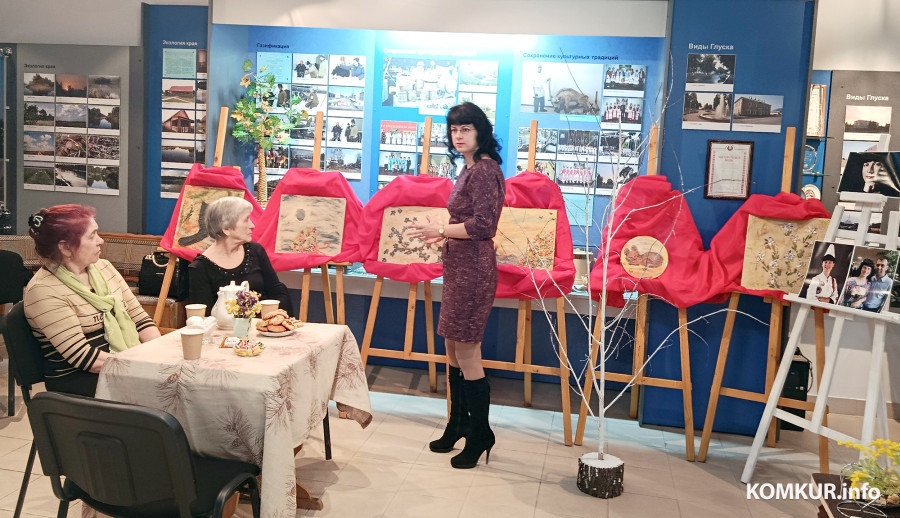   Март 2026 г. Марина Головченко у своих картин во время творческой встречи.