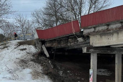 В Бобруйске на ул. К.Маркса произошла деформация пролета пешеходной части моста (дополнено)