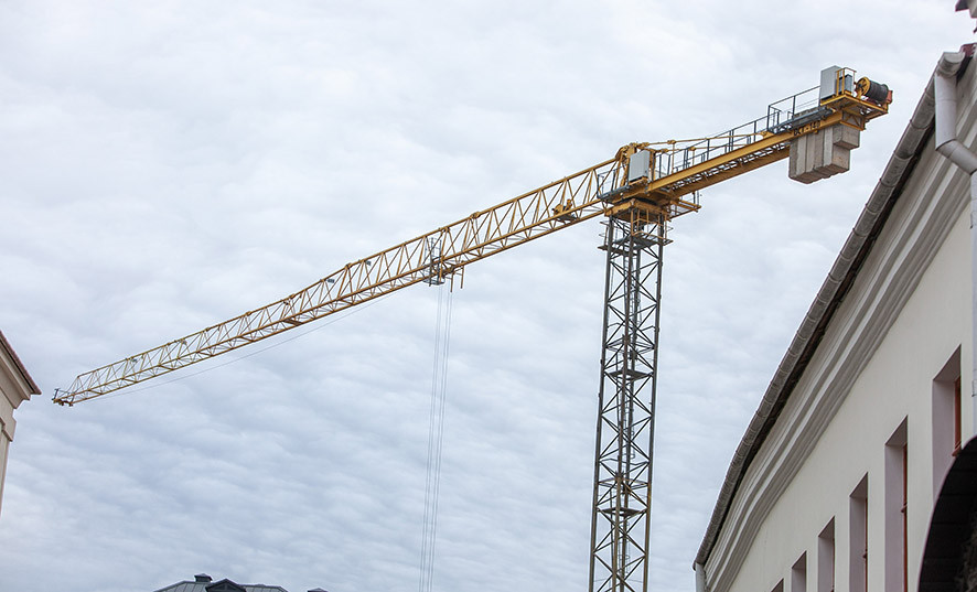 В Кировском районе строитель упал с высоты и получил тяжелые травмы. Судили прораба-бобруйчанина, не проследившего за соблюдением техники безопасности 