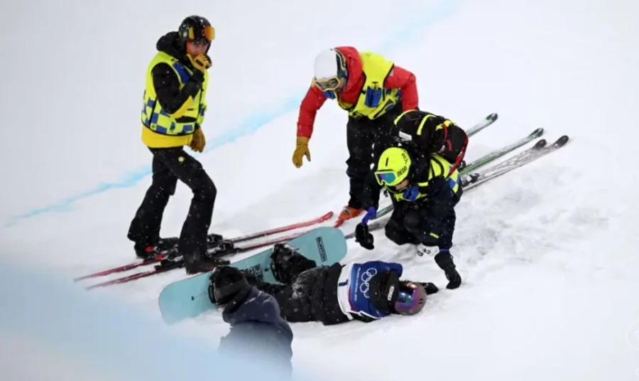 11.02.2026, Олимпийские игры. Чой Гаон (Корея) нуждается в помощи медиков..