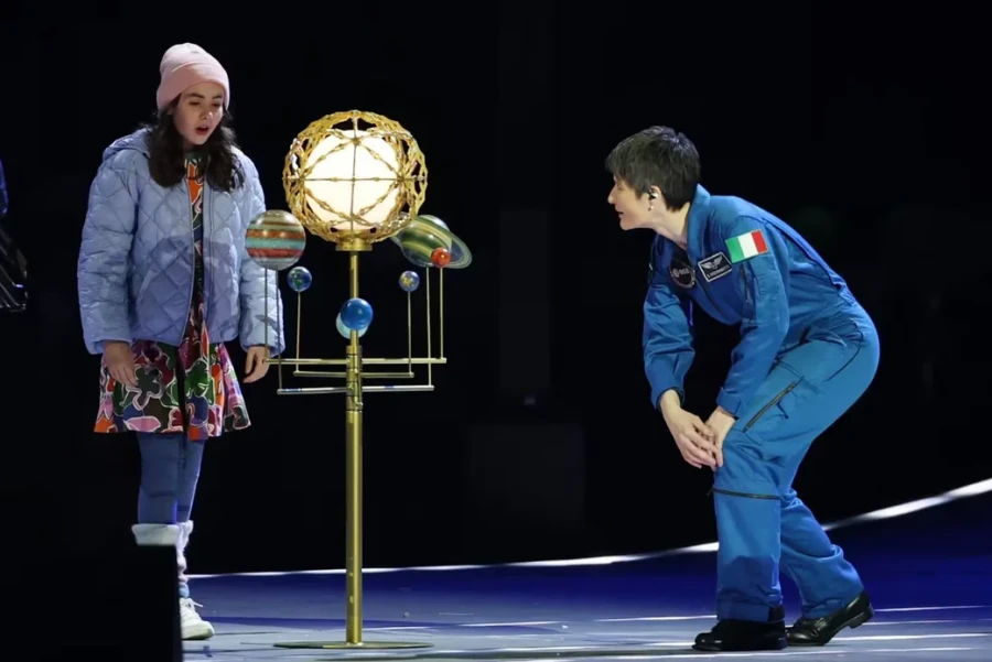 Открытие ОИ-2026. Милан. В театрализовонных представлениях приняла участие итальянская космонавтка Саманта Кристофоретти . Фото Reuters