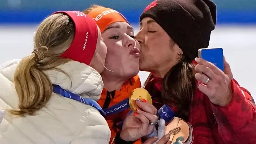 20.02.2026, Олимпийские игры. Рагне Виклунд (Норвегия), Антуанетта Рипма де Йонг (Нидерланды), Валери Мальтэ (Канада). Фото AP