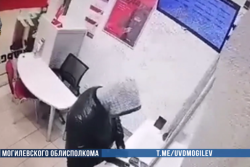 В Бобруйске клиент банка забыл телефон в «обменнике»: его рассеянностью воспользовался оказавшийся рядом бобруйчанин