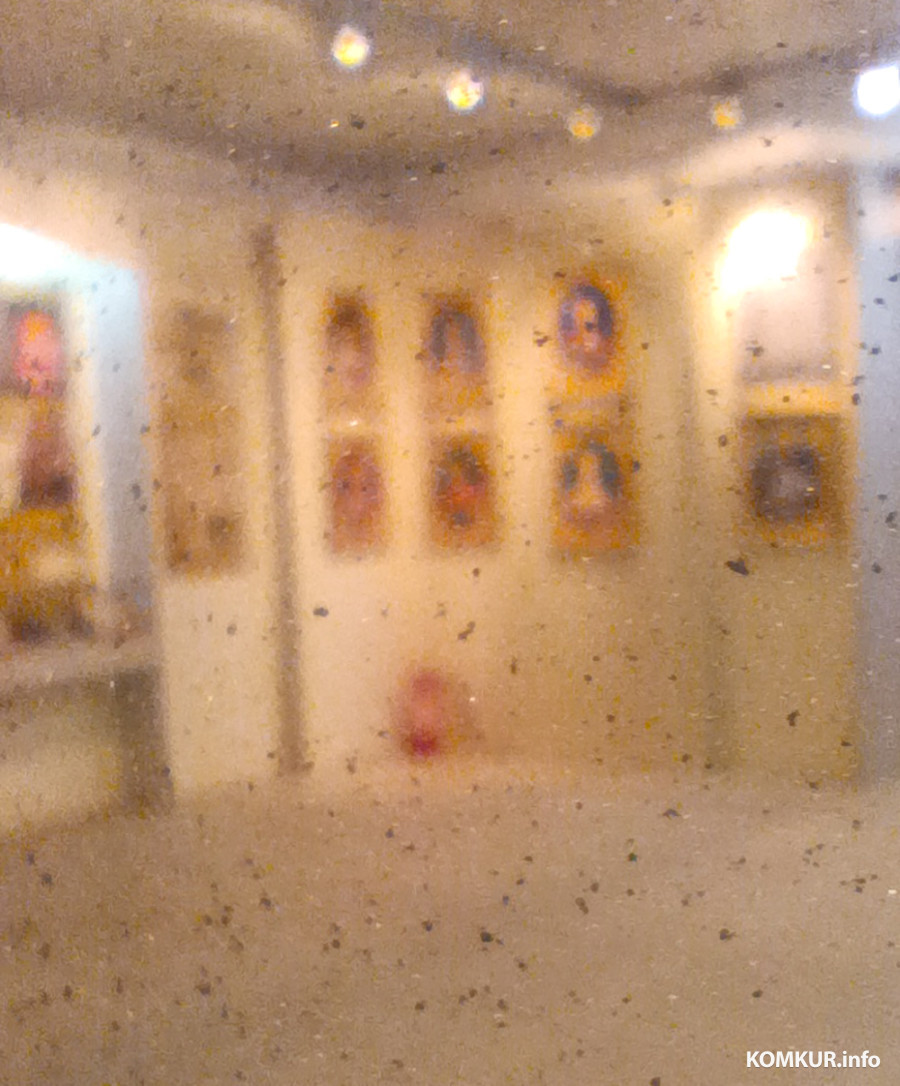  Февраль 2026 г. Старинное зеркало с интересной историей. Экспонат Глусского музея. При макросъемке видны сверкающие точки.