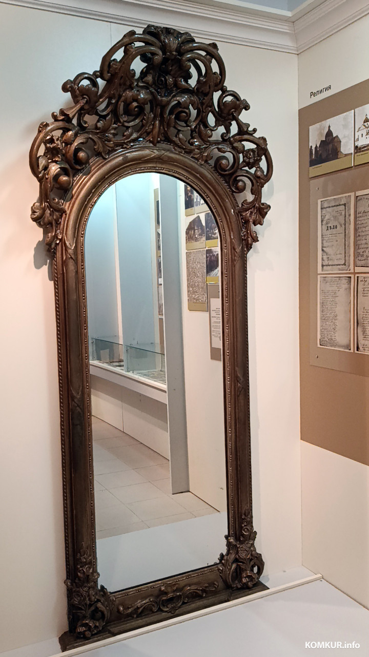  Февраль 2026 г. Старинное зеркало с интересной историей. Экспонат Глусского музея.