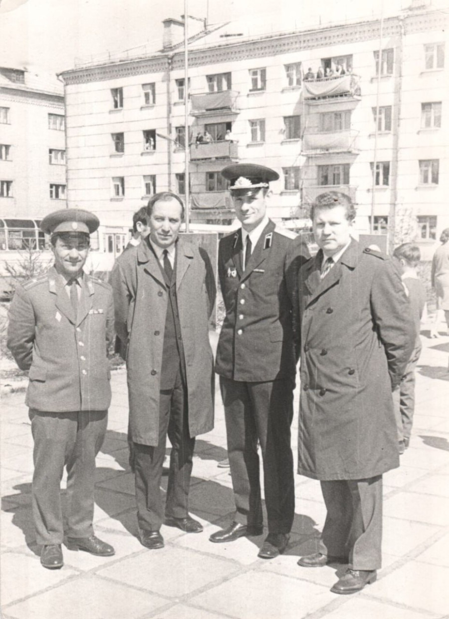 1 мая 1973 год. Начальник Дома офицеров Глухов, директор кинотеатра «Мир» Николай Григорьевич Поревой, помощник начальника политуправления армии по культуре Федор Писарук и Георгий Шароваров.