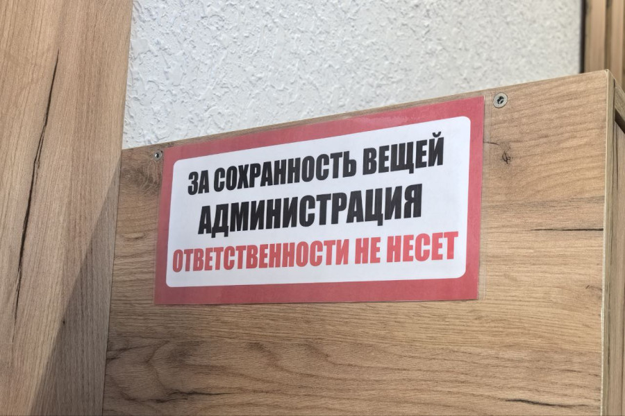 Несет ли магазин ответственность за вещи покупателя, оставленные в бесплатных камерах хранения: спросили у юриста