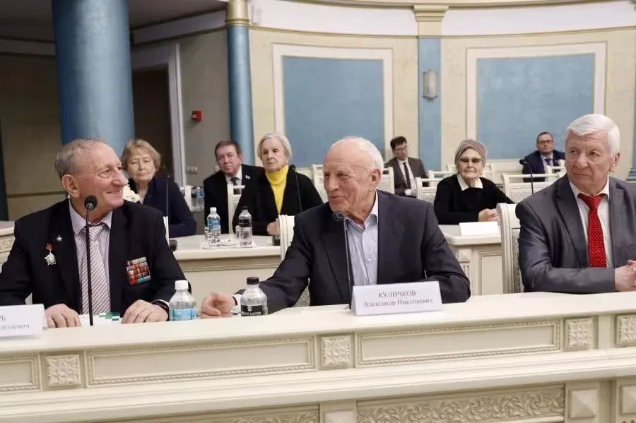 11 февраля этого года делегацию клуба «Кіраўнік» (28 человек) принимали в головном офисе «Беларусбанка». На переднем плане снимка (слева направо): Василий Зубарь, Александр Куличков и Виктор Горбанев. Фото: соцсеть  ОАО «АСБ Беларусбанк».