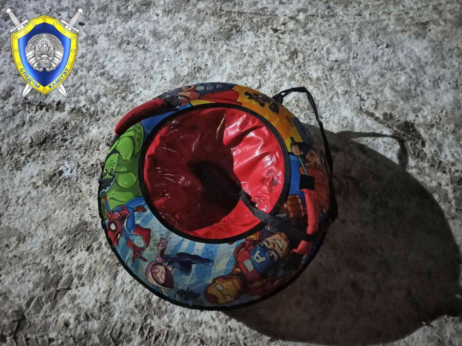 В Полоцке ребенок получил травмы во время катания на тюбинге с горки: школьник в реанимации 