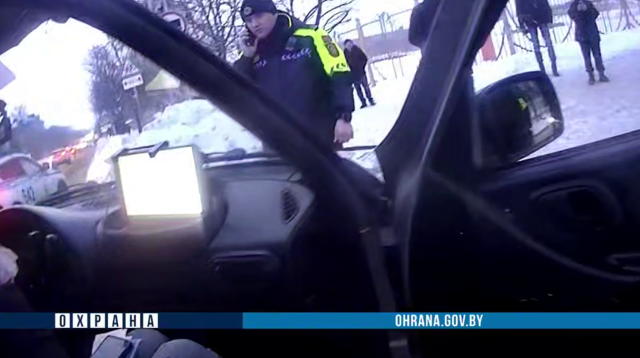 В Бобруйске охрановцы стали свидетелями ДТП и первыми пришли на помощь пострадавшей от наезда девушке