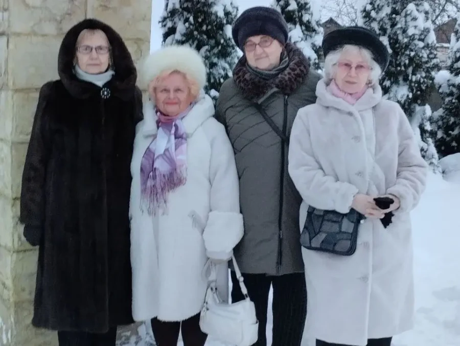 Галина Васильевна Михеева (третья слева) с коллегами во время экскурсии по новогоднему Бобруйску.